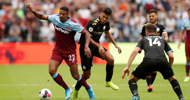 神情凝重 神情凝重